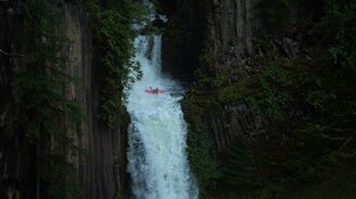 Вниз с водопада на каяке - смотреть видео (0:22)