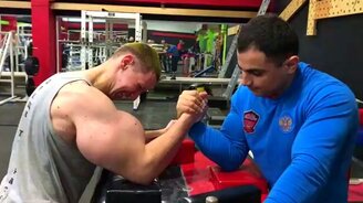 Руки-базуки и армреслинг - смотреть видео (0:55)