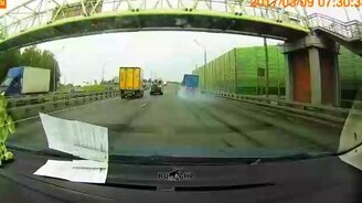 Невозмутимая реакция на аварию - смотреть видео (0:59)