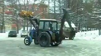 Тракторист развлекается - смотреть видео (0:22)