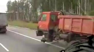 КамАЗ без колеса - смотреть видео (0:05)