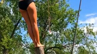 Девушка против тарзанки - смотреть видео (0:10)