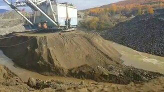 Экскаватор спасает сам себя - смотреть видео (2:45)