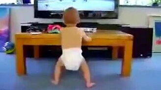 Малыш у телевизора - смотреть видео (0:50)