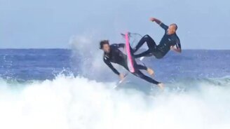 Встретились два сёрфера - смотреть видео (0:09)