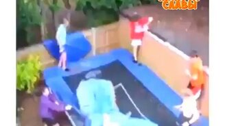 Выкрутасы на батуте - смотреть видео (0:14)