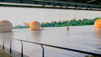 Планеты проплывают под мостом - смотреть видео (0:16)