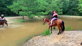 Конь не выдержал двоих - смотреть видео (1:41)