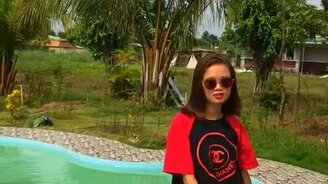 Сними, как я иду вдоль бассейна - смотреть видео (0:18)