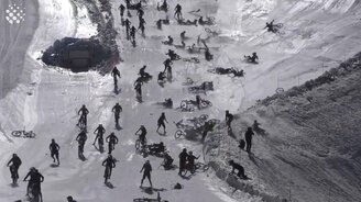 Массовое падение велосипедистов - смотреть видео (4:12)