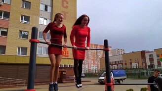 Две девушки на турнике - смотреть видео (0:45)