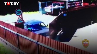 Мужчина пробивает ворота на авто - смотреть видео (1:36)