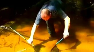 Выловил опасное существо - смотреть видео (0:59)