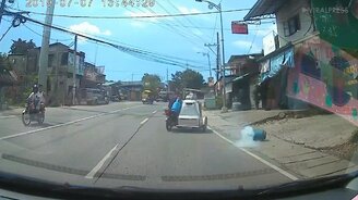 Падение газового баллона с мотоцикла - смотреть видео (0:22)