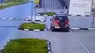 Двойное сальто на легковушке - смотреть видео (0:10)