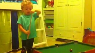 Будущий бильярдист - смотреть видео (0:39)