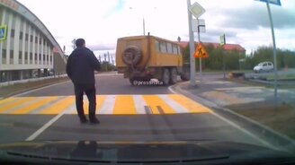 Грузовик наехал на легковушку - смотреть видео (0:59)