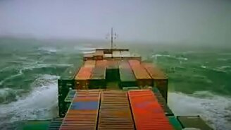 Вот что бывает, когда корабли попадают в сильный шторм - смотреть видео (5:55)