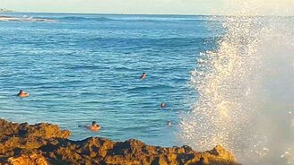 Парня подбросило волной - смотреть видео (0:18)