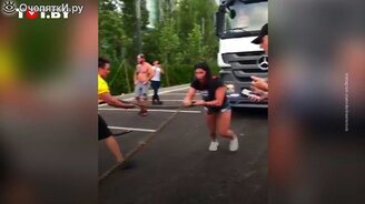 Девушка тащит грузовик - смотреть видео (0:50)
