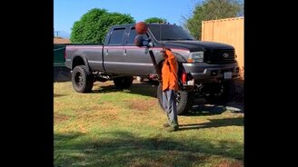 Фокус с листодувом и мячом - смотреть видео (0:55)