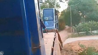 Как установить экскаватор на грузовик - смотреть видео (2:11)