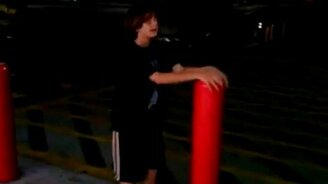 Натыкается на столбик - смотреть видео (0:46)