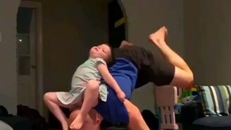 Стойка на руках с дочкой - смотреть видео (0:28)