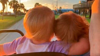 Сестрёнки едут рядом - смотреть видео (0:36)