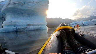 Каякер против айсберга - смотреть видео (1:00)