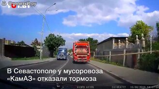 КамАЗ протаранил 15 машин - смотреть видео (0:46)