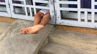 Чудом пролез в узкую щель - смотреть видео (0:16)