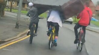 Перевозка дивана велосипедистами - смотреть видео (0:13)