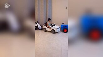 Парковка 4-летнего шофёра - смотреть видео (0:49)