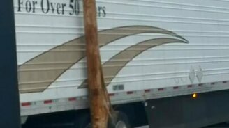 Не побоялся сломать столб - смотреть видео (0:12)