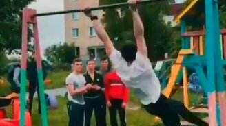 Виртуоз на турнике - смотреть видео (0:15)