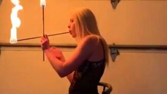 Женский фокус с огнём - смотреть видео (0:12)