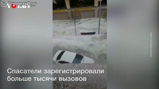 Вода сносит машины - смотреть видео (0:50)