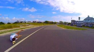 Падение босоногого скейтера - смотреть видео (0:07)