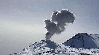 Вид на извергающийся вулкан - смотреть видео (0:13)