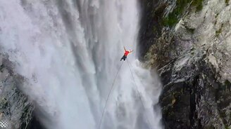 Дьявольский прыжок с водопада - смотреть видео (0:46)