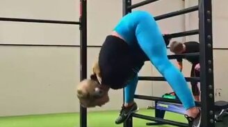 Растяжка упорной девушки - смотреть видео (0:30)