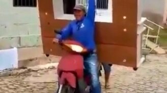 Везём шкаф на мотороллере - смотреть видео (2:03)