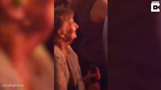 Старушка на хард-рок концерте - смотреть видео (1:03)