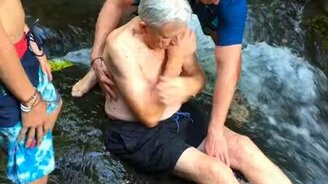 Прыжок с водопада 87-летнего мужчины - смотреть видео (0:41)