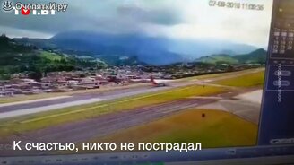 Самолёт ударился хвостом при посадке - смотреть видео (0:32)