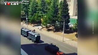 Грузовик таранит авто - смотреть видео (0:38)