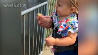 Первая встреча малышей и питомцев - смотреть видео (10:10)