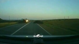 Авария на пустой дороге - смотреть видео (0:13)