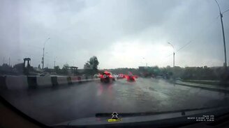 Удар молнии возле машины - смотреть видео (0:27)